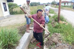 Warga Siatasbarita gotongroyong perbaiki irigasi sawah