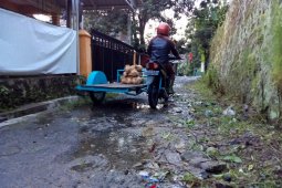 Pipa air bersih PDAM Tirtauli dibiarkan bocor