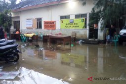 Area evakuasi korban pesawat tergenang air hujan