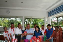 Surya Kebenaran International Foundation serahkan bantuan korban bencana Madina