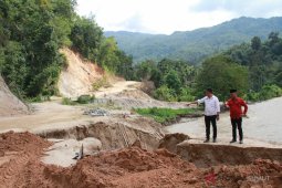 Jalan longsor ke Panyabungan Timur dibersihkan