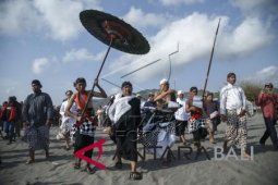 Prosesi Labuhan di Pantai Parangkusumo