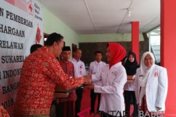 PMI Bangka berikan piagam penghargaan kepada 120 sukarelawan