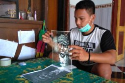 Seniman Trenggalek Raup Jutaan Rupiah dari Lukisan Berbahan Akrilik