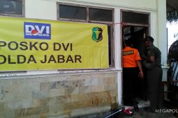 Keluarga korban pesawat jatuh datangi posko Pakisjaya