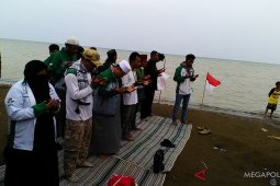 Sejumlah warga doa bersama di Pantai Tanjungpakis