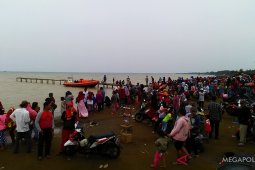 Warga masih memadati area jatuhnya Lion Air