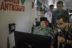 Road show bus anti korupsi