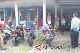 Keluarga anggota DPRD Babel tunggu hasil pencarian