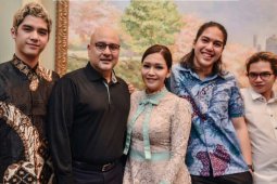 Maia Estianty Pamer Foto Dengan Irwan Mussry Dan Anak-Anaknya