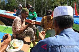 Tiga nelayan Aceh Barat diselamatkan nelayan Belawan