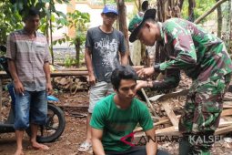 Anggota Satgas TMMD berikan layanan gratis cukur rambut