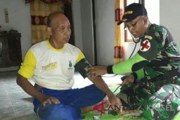 Tim kesehatan Satgas TMMD berikan pelayanan kesehatan gratis bagi warga