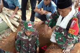 Personil Satgas TMMD ke-103 bantu pemakaman warga meninggal
