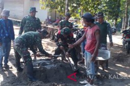 Satgas TMMD buat kagum warga piawai pegang sekup dan cangkul