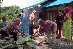 Srikandi Malilingan siapkan makanan untuk pekerja TMMD