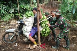 Anggota Satgas TMMD sigap bantu warga yang kesulitan