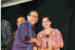 Franciska Mening terima anugerah Smesco Award 2018