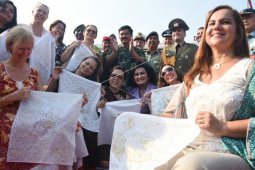 TNI pecahkan rekor MURI membatik dengan canting