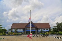 Pemkab Bangka Selatan kibarkan bendera setengah tiang