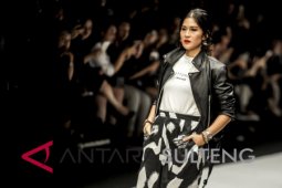 Dian Sastrowardoyo suka gaya busana yang simpel