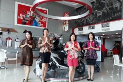 Karyawan dealer Honda Jambi kenakan batik