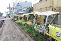 Kasim dkk sulap mobil ringsek jadi elok (video)