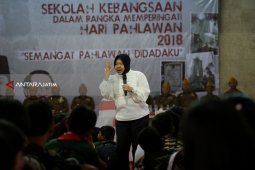 Risma Jadi Guru di Sekolah Kebangsaan Surabaya