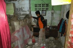 Earthquake damages houses in Jembrana