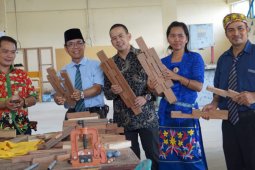 Prof Idiannor "Kuntau" ke bengkel Poltek Sendawar