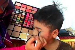 Anak Laki Suka Make Up? Orang Tua Perlu Lakukan Ini....