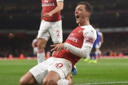 Sebagai kapten, Ozil tampil memukau saat Arsenal taklukkan Leicester