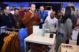 Presiden Jokowi beli jaket di Ideafest
