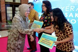 Risma Serahkan Santunan Kepada Korban Teror Bom Surabaya