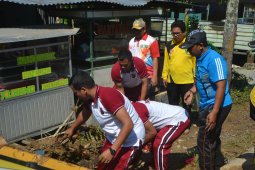 Warga mulai bersihkan rumah pasca banjir