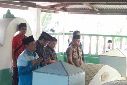 Menantu Jokowi ziarah ke makam  Syech Zainal Abidin Harahap