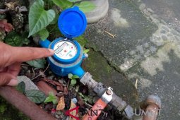 Akibat gangguan distribusi air PDAM Tirta Uli kaum ibu "lembur"
