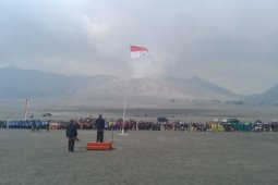 Upacara Sumpah Pemuda di Kaldera Gunung Bromo