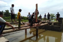 Warga tiga desa di Aceh Utara bangun jembatan darurat