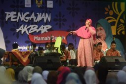 Mamah Dedeh Hadiri Pengajian di Kediri