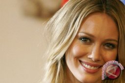 Ingin Pulih Alami, Hilary Duff Minum Plasenta Habis Melahirkan