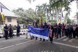 Jalan Santai  Meriahkan Hari Oeang Ke - 72