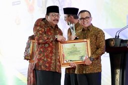 Berhasil di Sentra Pertanian, Bupati Anas Terima Penghargaan