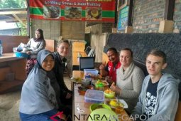 Nikmatnya bubur ayam Ummi Nyalindung digandrungi wisatawan mancanegara