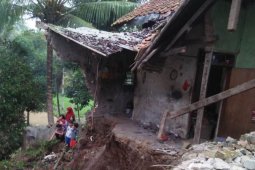 Tanah longsor gerus rumah warga Sukabumi