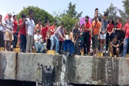 Umat Buddha gelar ritual "Pelepasan Ikan" di Bali