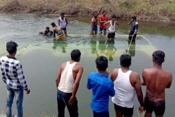 25 orang tewas akibat bus jatuh ke kanal di India