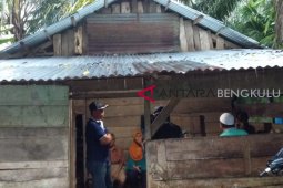 Pemkab Mukomuko pasang stiker rumah warga miskin