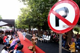 Peragaan Busana Batik Trotoar