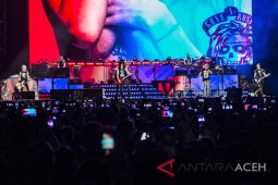 "Guns N' Roses" bakar semangat penggemarnya